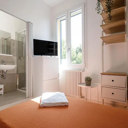 Charming Guest In Frassino With Private Entrance 게스트하우스 3*