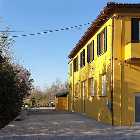 Charming Guest In Frassino With Private Entrance 게스트하우스