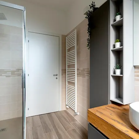 Гостевой дом Charming Guest In Frassino With Private Entrance