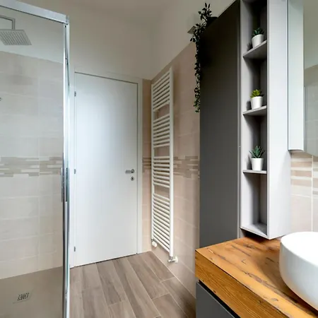 Charming Guest In Frassino With Private Entrance 게스트하우스