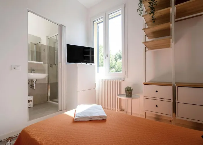 Charming Guest In Frassino With Private Entrance בית הארחה 3*