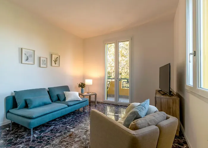 Charming Guest In Frassino With Private Entrance